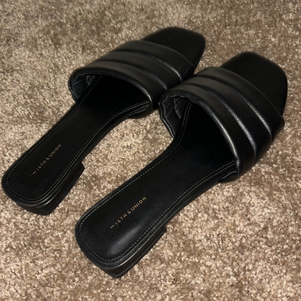 14th & Union Black Sandal - Picture 2 of 4